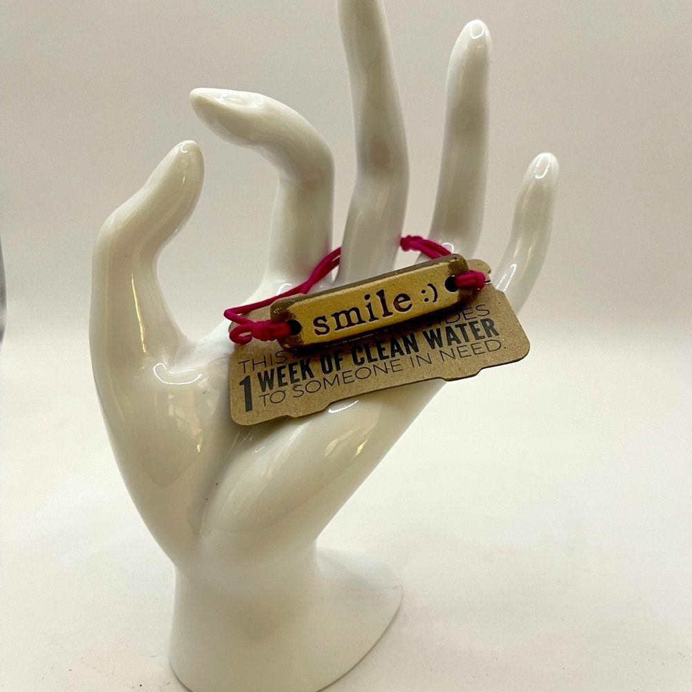 MUD LOVE Bracelet - SMILE
Adjustable and Waterproof